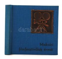 Flach Antal: Miskolci filmfesztiválok érméi. Miskolc, é.n., , Miskolci Miniatűrkönyv Gyűjtők Könyve.  500 példányban készült, ez az 1. sorszámú! Kiadói egészvászon kötésben plakettel. kötésben. 7x7cm