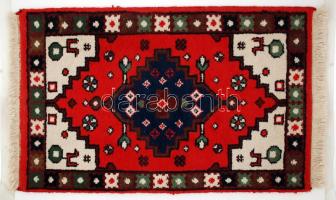 Indiai perzsa szőnyeg, szép állapotban, kézi csomózású, jelzett, 100x60 cm