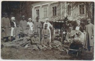 cca 1916 Sebesült katonák csoportja díszegyenruhás csendőrrel, fotólap, 9x14cm