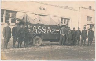 1938 Abaújszántói katonák Kassára indulva, vezrón feliratozva, fotólap, 9x14cm