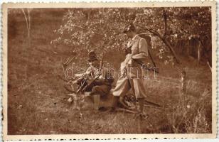 Az első elejtett szarvasbika; magyar vadászok; Fotó Kovács Imre, Gyöngyös (hátoldalon vadászati beszámoló) / Hungarian hunters, photo