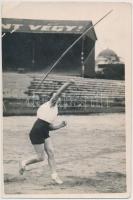 1934 Szepes Kató gerelyhajító magyar bajnoknő, fotó verzón feliratozva, 18x12cm
