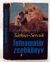 Sárközi Zoltán, Sevcsik Jenő: Fotoamatőr zsebkönyv. Bp., 1968, Műszaki Könyvkiadó. Kartonált papírkötésben, kicsit sérült papír védőborítóval, egyébként jó állapotban.