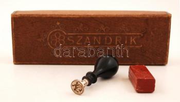 Fanyelű monogramos pecsétnyomó, Szandrik díszdobozban, pecsétviasz darabokkal