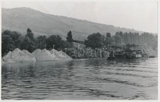 Kavics és salak kitermelés a Dunán, Fazekas István fotó, Egressy Klub, Fotó Tanácsa pecséttel, verzón feliratozott, 15x24cm