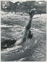 Egerszegi Krisztina (1974-) ötszörös olimpiai bajnok, többszörös Európa- és világbajnok magyar úszó, Varga Zsolt fotó, jelzett, 24x18 cm