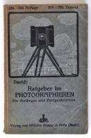 David, Ludwig: Ratgeber im Photographieren. Halle, 1928, Wilhelm Knapp. Kicsit kopott papírkötésben, egyébként jó állapotban.