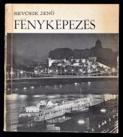 Sevcsik Jenő: Fényképezés. Bp., 1972, Műszaki Könyvkiadó. Kicsit kopott papírkötésben, egyébként jó állapotban.