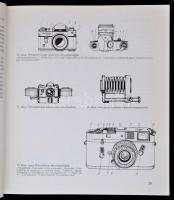 Sevcsik Jenő: Fényképezés. Bp., 1972, Műszaki Könyvkiadó. Kicsit kopott papírkötésben, egyébként jó ...