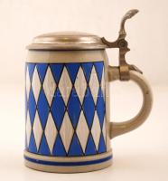 Bajorország címerével díszített fém fedeles Marzi & Remy kerámia söröskorsó, kézzel festett, jelzett, apró kopásnyomokkal, m: 17 cm