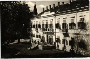 30 db MODERN fekete fehér magyar városképes lap Hévízről az 1950-es és 1960-as évekből / 30 modern black and white Hungarian town-view postcards from Hévíz from the 1950s and 1960s