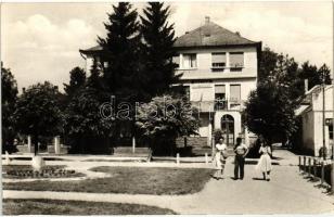 30 db MODERN fekete fehér magyar városképes lap Hévízről az 1950-es és 1960-as évekből / 30 modern b...