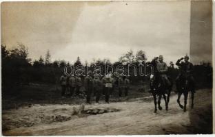 2 db régi első világháborús osztrák-magyar  katonai fotó képeslap, folyó átkelés és tábori szemle / 2 old Austro-Hungarian military photo postcards, crossing a river, field inspection