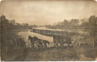 2 db régi első világháborús osztrák-magyar  katonai fotó képeslap, folyó átkelés és tábori szemle / ...