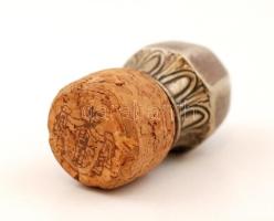 Díszes fém-parafa dugó, a parafán családi címerrel, m: 6,5 cm