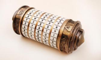 "Cryptex" a Da Vinci-kód című filmből, benne papírtekerccsel, állítható jelszóval (jelszó: truth), jó állapotban, h: 10 cm
