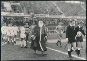 Pályára lépés az újpesti stadionban, a játékosok közt a fiatalon elhunyt Zsiborás Gábor (1957-1993), fotó, hátulján feliratozva, 12,5×18 cm