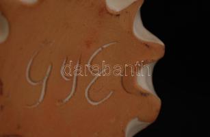 Győrbíró Enikő (1932-1999): Kalapos lány. Festett kerámia, jelzett, lepattanással, m:19 cm