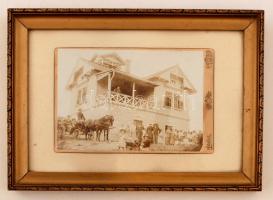 cca 1900 Vidéki ház valahol Bécs környékén, Keményhátú fotó, Wien, Atelier, üvegezett keretben, 11x18cm