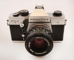 Pentacon Praktica MTL 5	24x36 mm kamera Pentacon auto 1:1,8/50 mm objektívvel, hozzá	napellenző, közgyűrűsor, bőrtok / Vintage camera with accessories