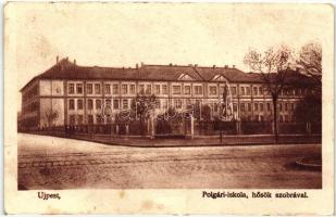Budapest IV. Újpest, Polgári iskola, Hősök szobra (EB)