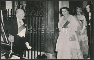 cca 1953 Churchill és Erzsébet királynő, vintage fotó, 9x14 cm