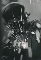 cca 1978 Gyenes Kálmán: Szikrák között, feliratozott vintage fotóművészeti alkotás,24x17 cm