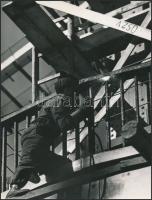 cca 1975 Zsigri Oszkár (1933-?): Hegesztő, feliratozott vintage fotóművészeti alkotás, 24x18 cm