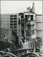 cca 1973 Zsigri Oszkár (1933-?): Bontják és építik Óbudát, jelzés nélküli vintage fotóművészeti alkotás a szerző hagyatékából, 24x18 cm