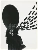 cca 1971 Zsigri Oszkár (1933-?): Kiállítás látogatók, jelzés nélküli vintage fotóművészeti alkotás a szerző hagyatékából, 24x18 cm