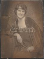 cca 1925 Angelo (1894-1974): Műtermi női portré, matricával jelzett vintage fotó, kartonra ragasztva, 22x16 cm