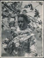 cca 1930 Kalocsai leány népviseltbe öltözve, jelzés nélküli vintage fotó Kerny István (1879-1963) fotóművész hagyatékából, 24x18 cm