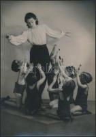 cca 1935 Leichtner Erzsébet jelzés nélküli vintage fotója Szentpál Olga tánccsoportjának tagjairól, 23x16,5 cm