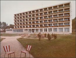 cca 1974 Balatonkenesei üdülő épület, vintage fotó a Fejér megyei Állami Építőipari Vállalat albumából, 20,5x27 cm