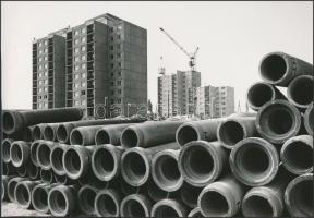 1973 Székesfehérvár, Dr. Münnich Ferencről elnevezett  lakótelep építése, vintage fotó a Fejér megyei Állami Építőipari Vállalat albumából, 19x28 cm