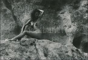 cca 1980 Hegyi Gizella sziesztája, jelzés nélküli vintage fotóművészeti alkotás, 21x30 cm