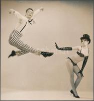 cca 1966 Balett tűsarkúban, vintage fotó, 13,5x12,5 cm