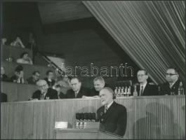 1964 Kodály Zoltán (1882-1967) a Hazafias Népfront III. kongresszusán, feliratozott fotó, 18x24 cm
