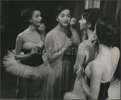 cca 1960 Balerinák fellépés előtt, jelzetlen vintage fotó Kotnyek Antal (1921-1990) fotóriporter hagyatékából, 18x22 cm