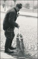 1964 Szegfű Csaba: Utcaseprő (Székesfehérváron), feliratozott, vintage fotóművészeti alkotás, 30x19 cm