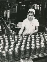 cca 1980 Rákospalotai Növényolajgyárban étolajat palackoznak, vintage fotó, 23x17,5 cm