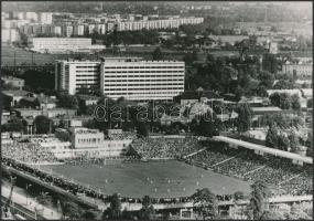 cca 1974 Budapest, az újjáépített Ferencvárosi stadion látképe, ahol a nyitó mérkőzésen mindjárt ki is kaptak a házigazdák a Vasastól, vintage fotó, 16,5x23 cm