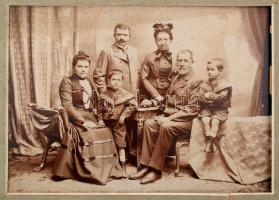 cca 1900 Makláry színészcsalád (gyerekek: Makláry Zoltán és János), kemény hátú fotó, szakadt paszpa...