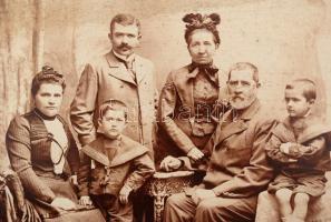 cca 1900 Makláry színészcsalád (gyerekek: Makláry Zoltán és János), kemény hátú fotó, szakadt paszpa...