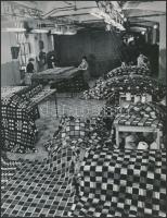 cca 1970 Baja, a Finomposztó Gyár bajai üzemében takarókat gyártottak, vintage fotó, 23x17 cm