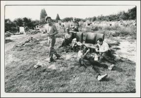 1985 Assai H. Péter: Sírásók Bakonyszentlászlón, feliratozott, pecséttel jelzett vintage szociofotó, 20x28,5 cm