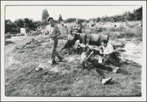 1985 Assai H. Péter: Sírásók Bakonyszentlászlón, feliratozott, pecséttel jelzett vintage szociofotó, 20x28,5 cm