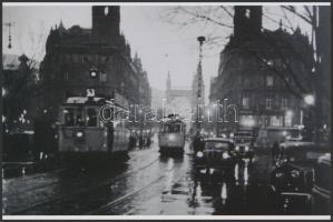 cca 1940 Budapest, Ferenciek tere, az 53-as és a 68-as villamos esti közlekedésben, Fekete György (1904-1990) budapesti fényképész hagyatékában fellelt repró negatív modern nagyítása, 15x10 cm