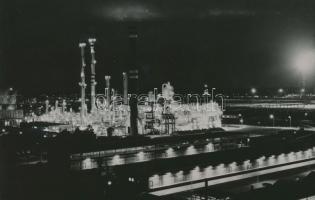 cca 1975 Leninváros, a Tiszai Vegyi Kombinát olefingyára éjszakai kivilágításban, vintage fotó, 15x23 cm