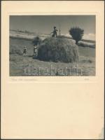 1943 Erdély, Maros megye, Kazalépítés a Répa patak mentén, feliratozott vintage fotóművészeti alkotás, 10x15 cm-es kép 24x18 cm-es fotópapíron